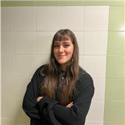 Soy una persona con ganas de enseñar, me gusta explicar las materias a otros. He dado antes clases de castellano a niños. Tengo bachillerato de humanidades y voy a realizar el doble grado en Derecho y Ade próximamente